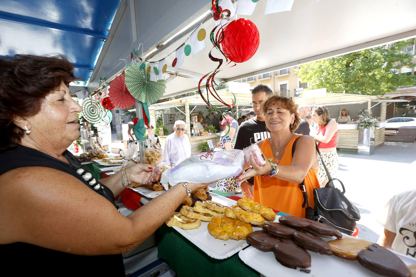 Una señora vendiendo un dulce durante la inauguración de la IX Feria del hojaldre.