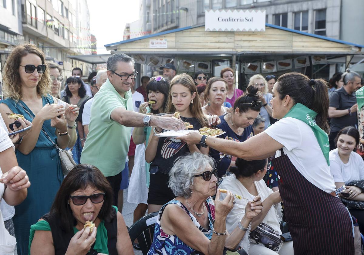 Por la tarde hubo una demostración de cocina con hojaldre y reparto del dulce típico entre el público.