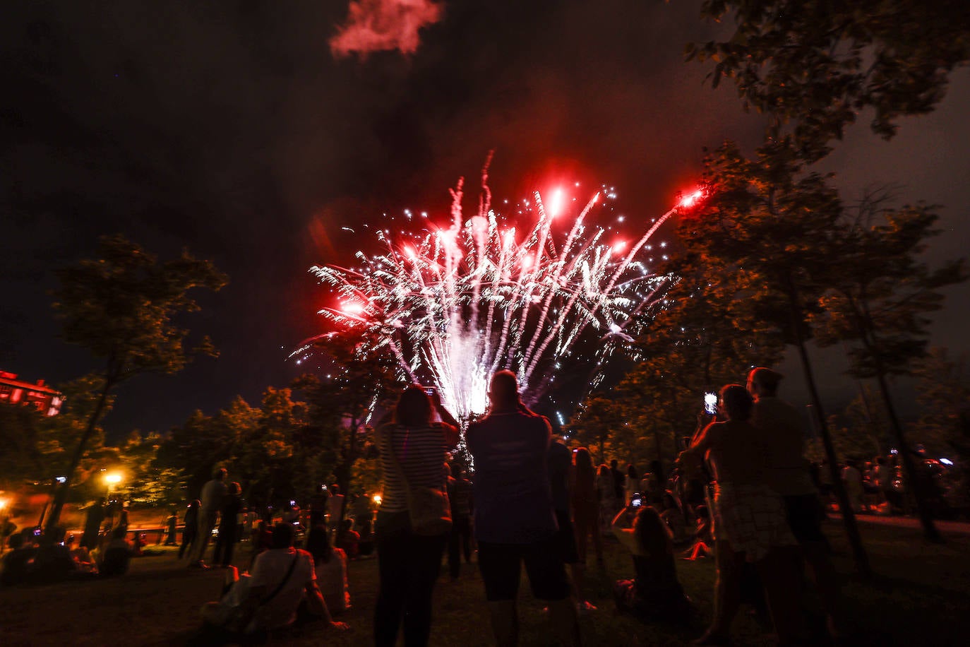 Los fuegos artificiales han convocado a cientos de personas en la Avenida de Cantabria, uno de los balcones predilectos de los vecinos para disfrutar de esta cita. 