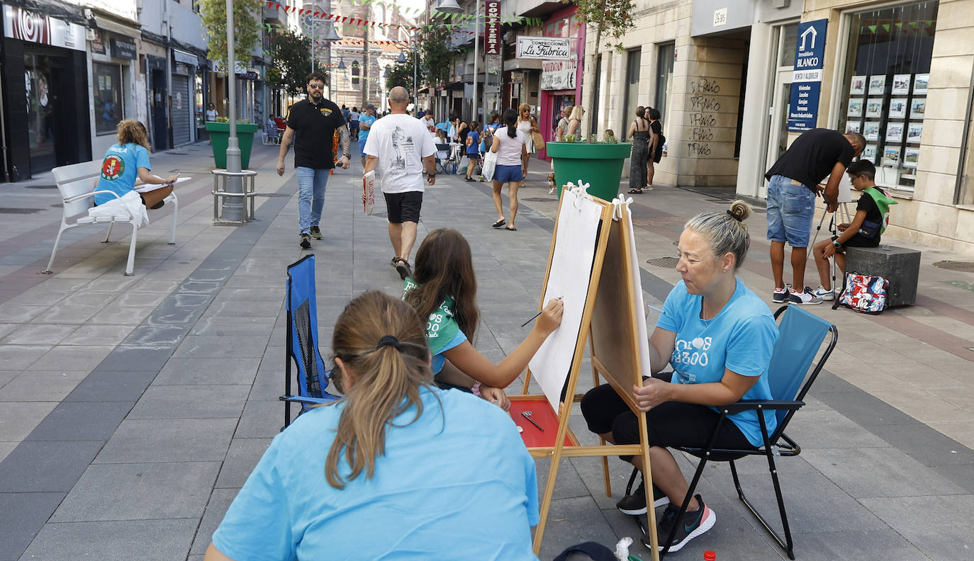 Peñistas plasman sus ideas sobre el lienzo, este sábado, en el concurso de pintura orientado a las cuadrillas.