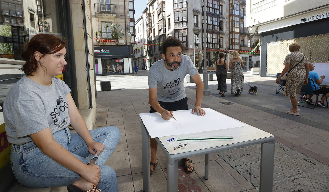 Un vecino se concentra durante la creación de una obra, este sábado, en la calle Consolación. 