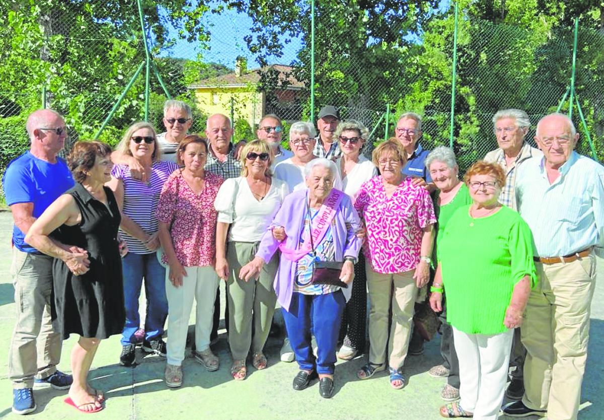 En el centro, María Jesús del Hoyo rodeada de sus hijos, yernos y nueras.