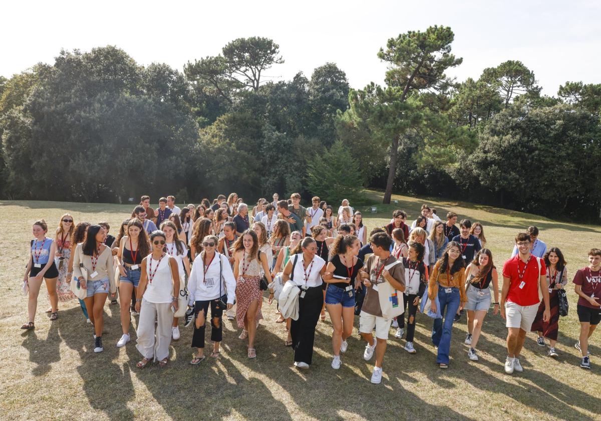 Alumnos y profesores del Aula Ortega y Gasset pasean por el recinto de La Magdalena.