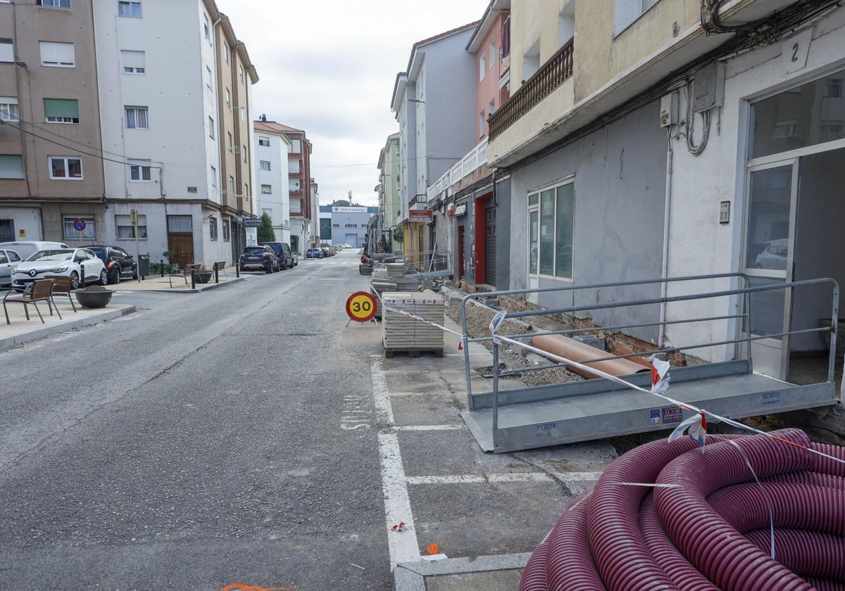 Sustitución de las tuberías de saneamiento y suministro de agua en la calle Calderón de la Barca.