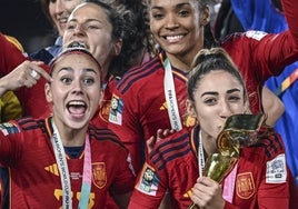 Athenea del Castillo y Olga Carmona posan con el trofeo de Campeonas del Mundo