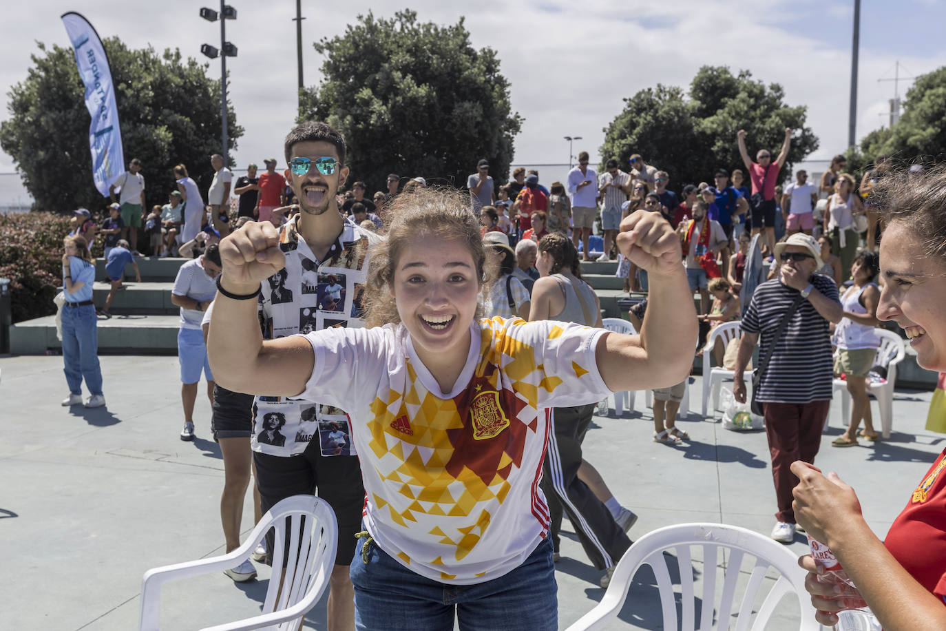 Una aficionada festeja la primera Copa del Mundo que gana la selección femenina de fútbol. 