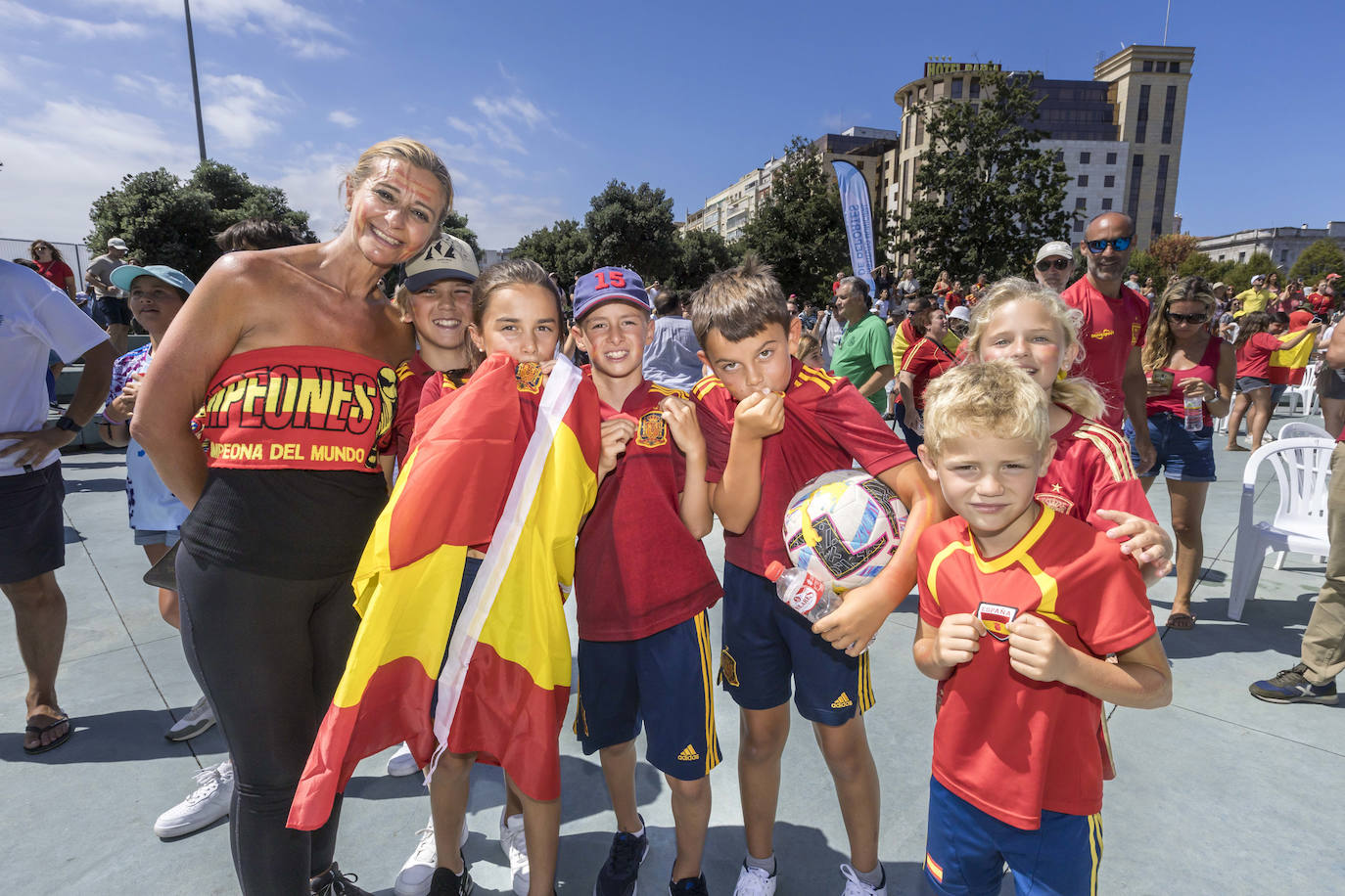 Banderas, camisetas y bufandas plagaron los Jardines de Pereda.