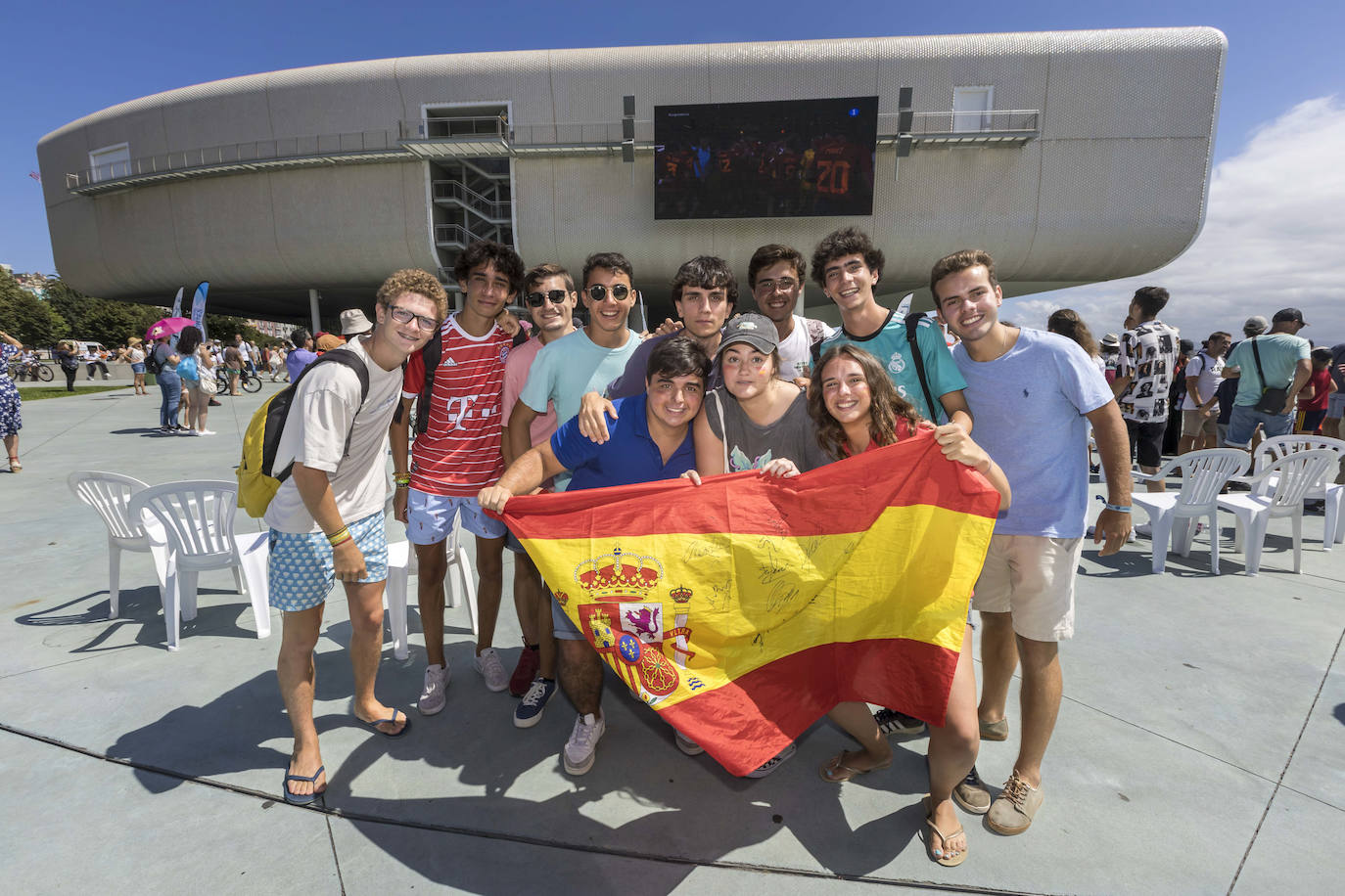 Un grupo de amigos saborea la victoria de La Roja.