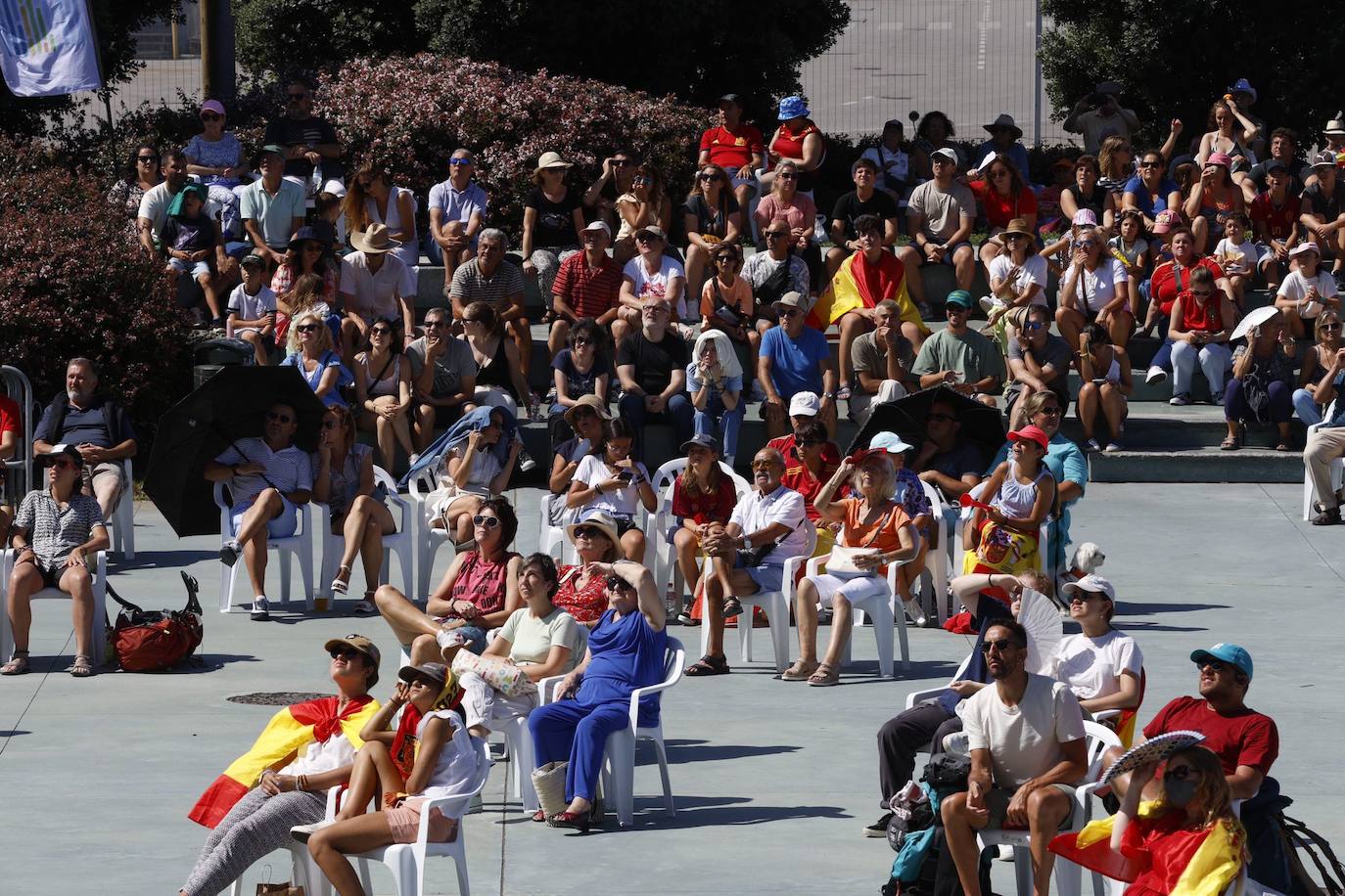 Pese al sofocante calor, muchos santanderinos han decidido ver el partido bajo el sol.