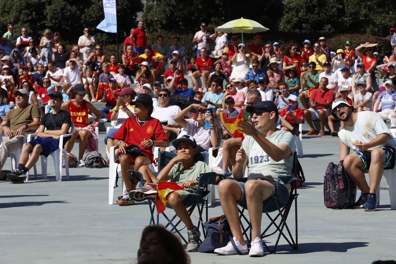 Varios aficionados han llegado de casa con sus propias sillas de camping para disfrutar en familia del partido.