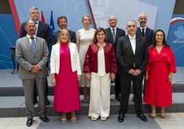 Foto de familia de los consejeros y la presidenta del Gobierno de Cantabria.