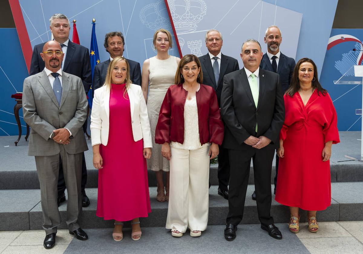 Foto de familia de los consejeros y la presidenta del Gobierno de Cantabria.