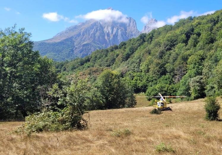 Imagen principal - Imágenes de los rescates de hoy en el helipuerto de Tama y en la cima Peña Olvidada.