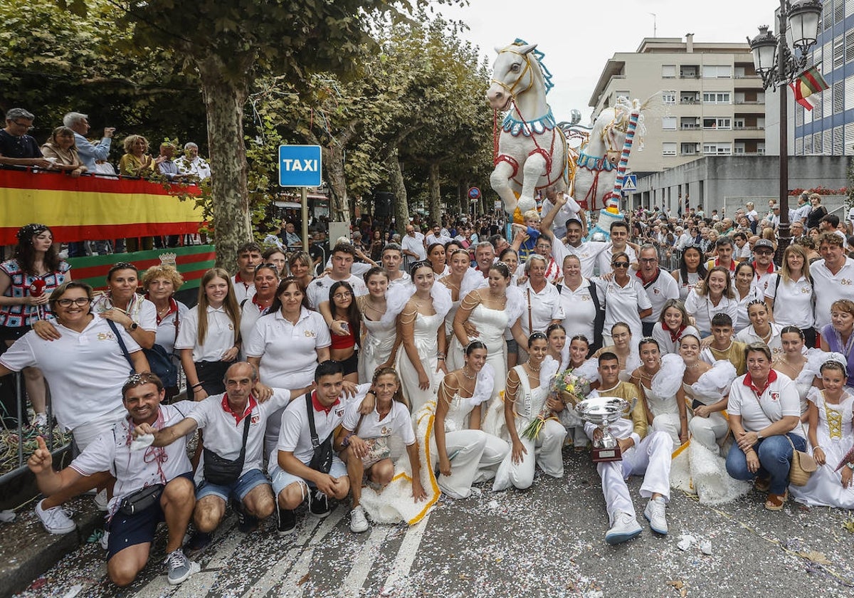 La Gala Floral de Torrelavega llena las calles de colores y vecinos