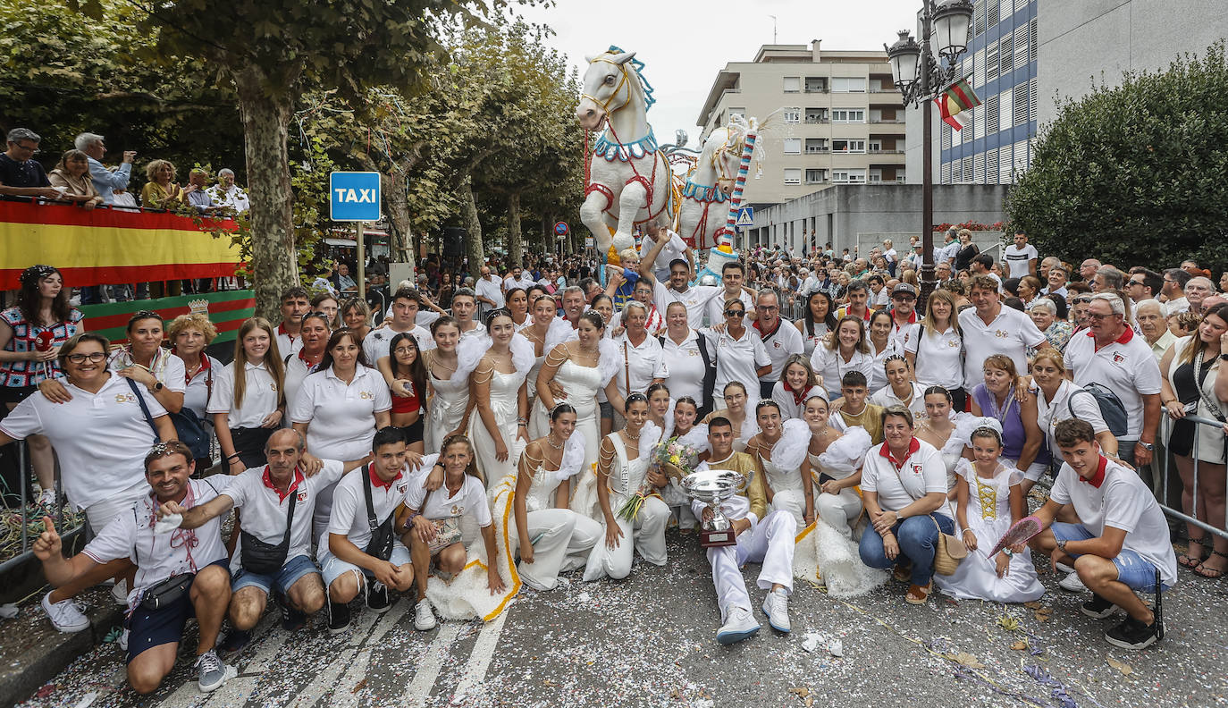 Cientos de personas acudieron al desfile.