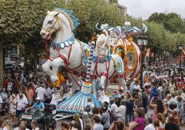 La carroza ganadora, 'La hora mágica', de Francis 2, atraviesa la Avenida de España entre cientos de personas, ayer durante la Gala Floral.