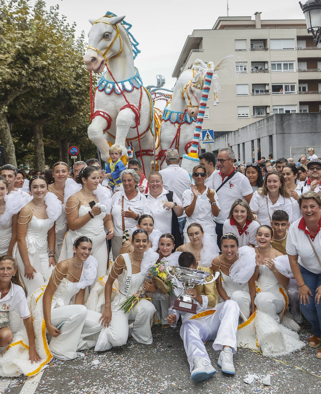 Integrantes del carruaje ganador ('La hora mágica', de Francis 2) posan en la Avenida de España en una foto de familia.