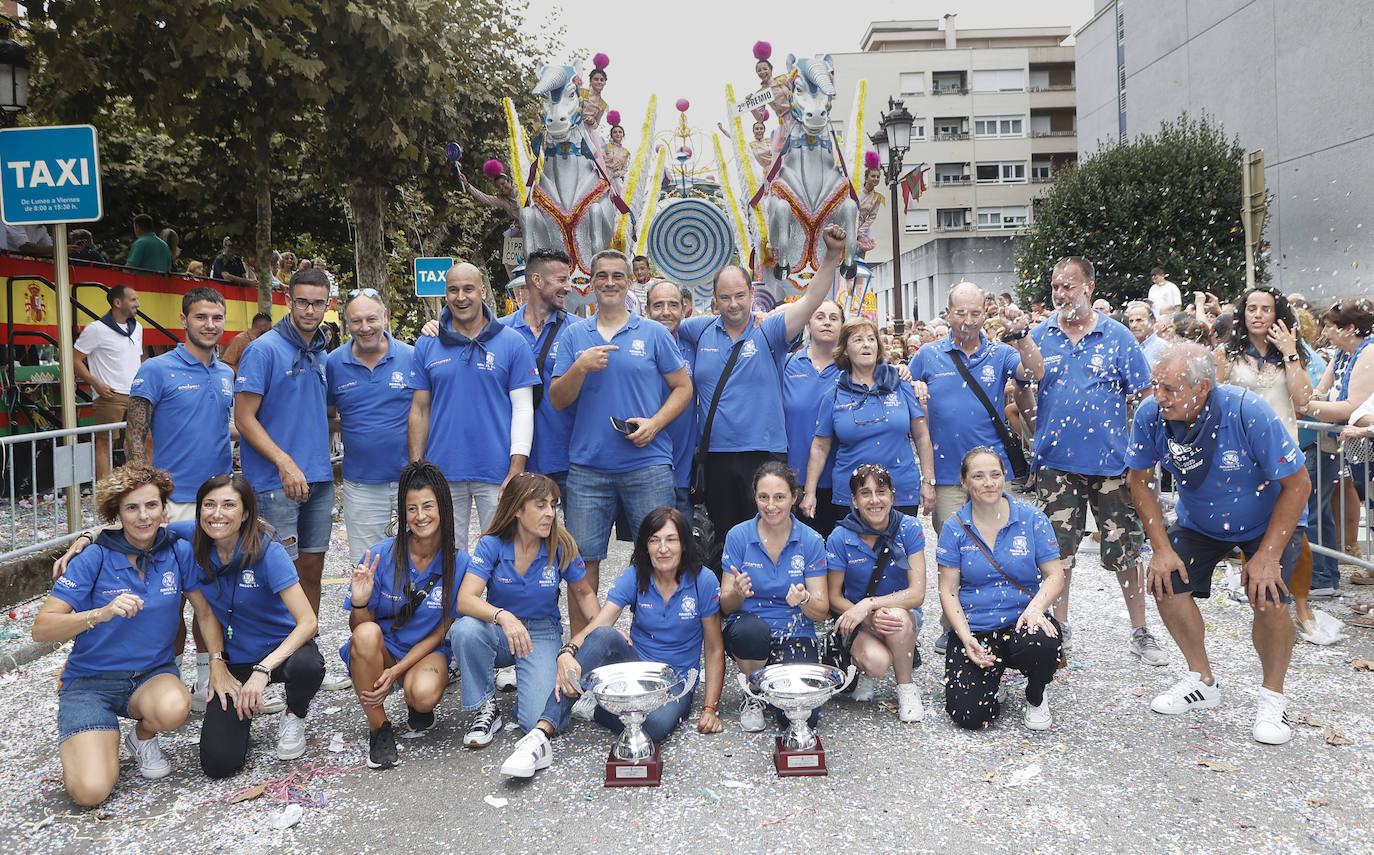 Integrantes de Quintana y Amigos exhiben sus trofeos.