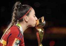 La futbolista cántabra besa la copa del Mundial Femenino de Fútbol