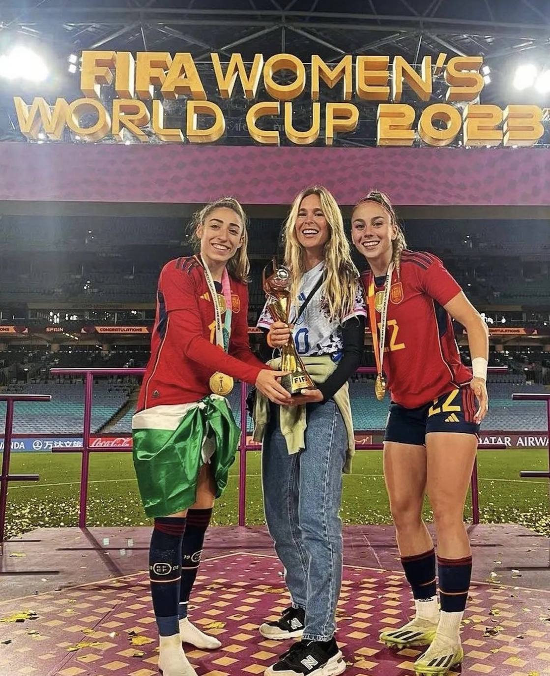 Olga Carmona, María Aguirre y Athenea del Castillo celebran la FIFA Women's World Cup 2023.