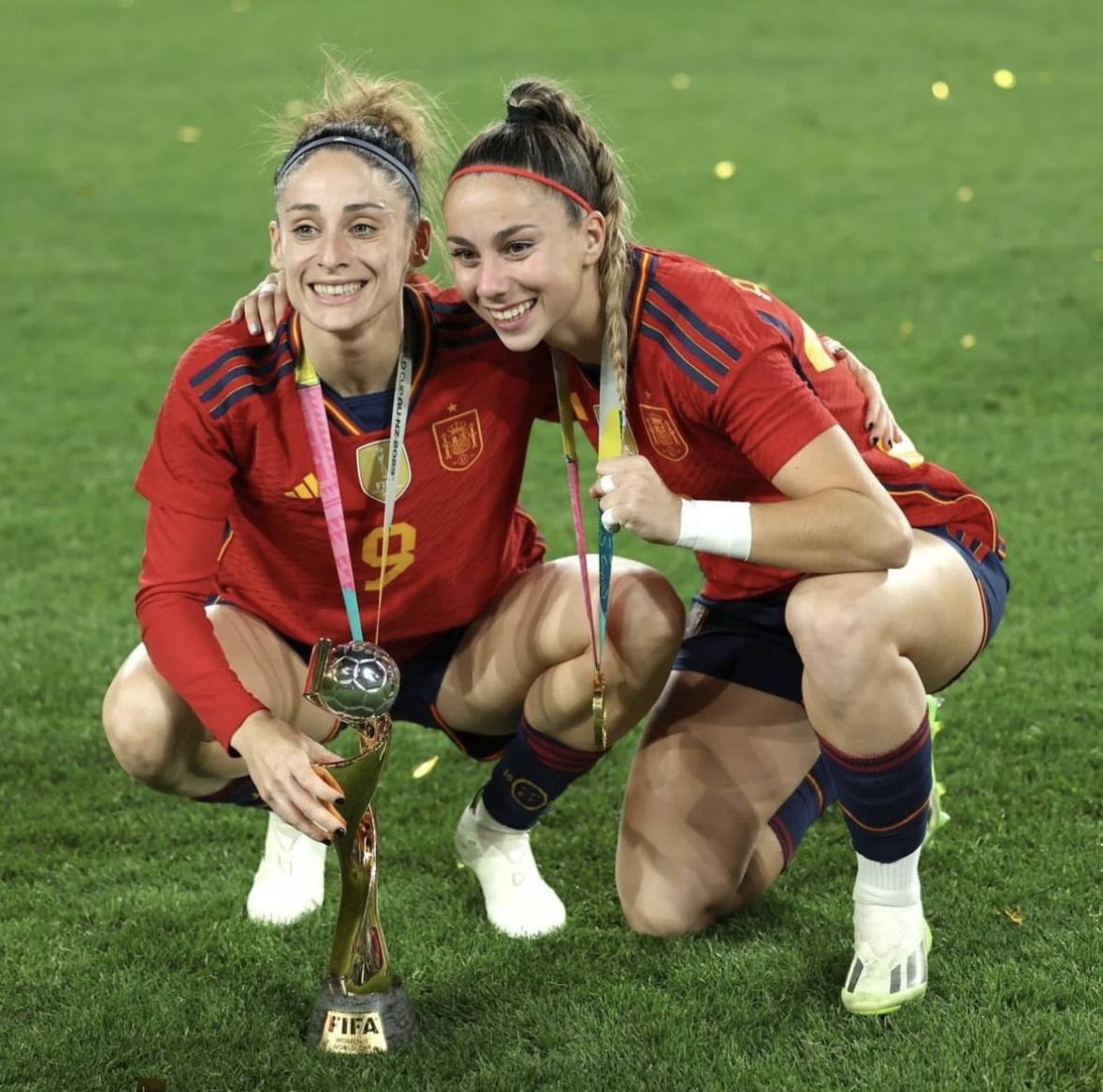 Esther González y Athenea del Castillo con la copa de la FIFA Women's World Cup Australia 2023.