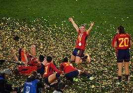 Las jugadoras de la selección española celebran el título mundial tras derrotar a Inglaterra.