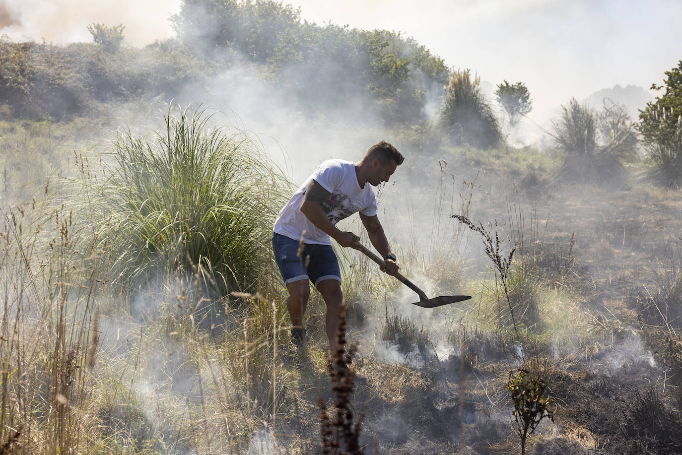 Varios vecinos se sumaron a las tareas de control del fuego