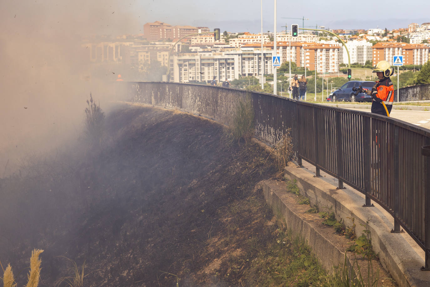 El fuego llegó hasta las barandillas del vial que une la S20 con Avenida de Los Castros