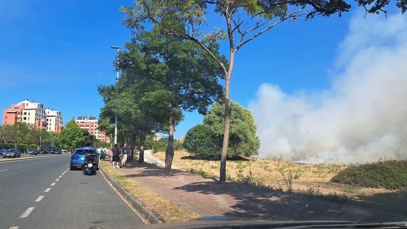 El incendio ha atraído a numerosos curiosos, a quienes se ha obligado a mantenerse a distancia