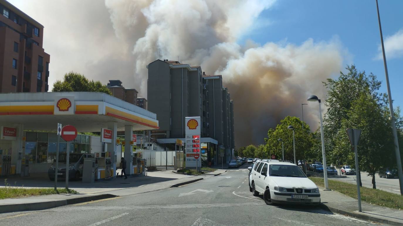 La intensa humareda, vista desde la gasolinera de Los Castros