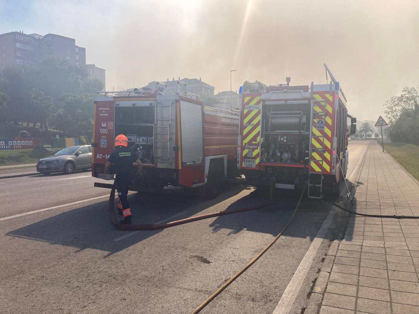 Una de las dotaciones de bomberos que está colaborando en el control del fuego