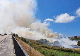 Un incendio de matorral en Las Llamas causa una inmensa humareda visible en toda la ciudad