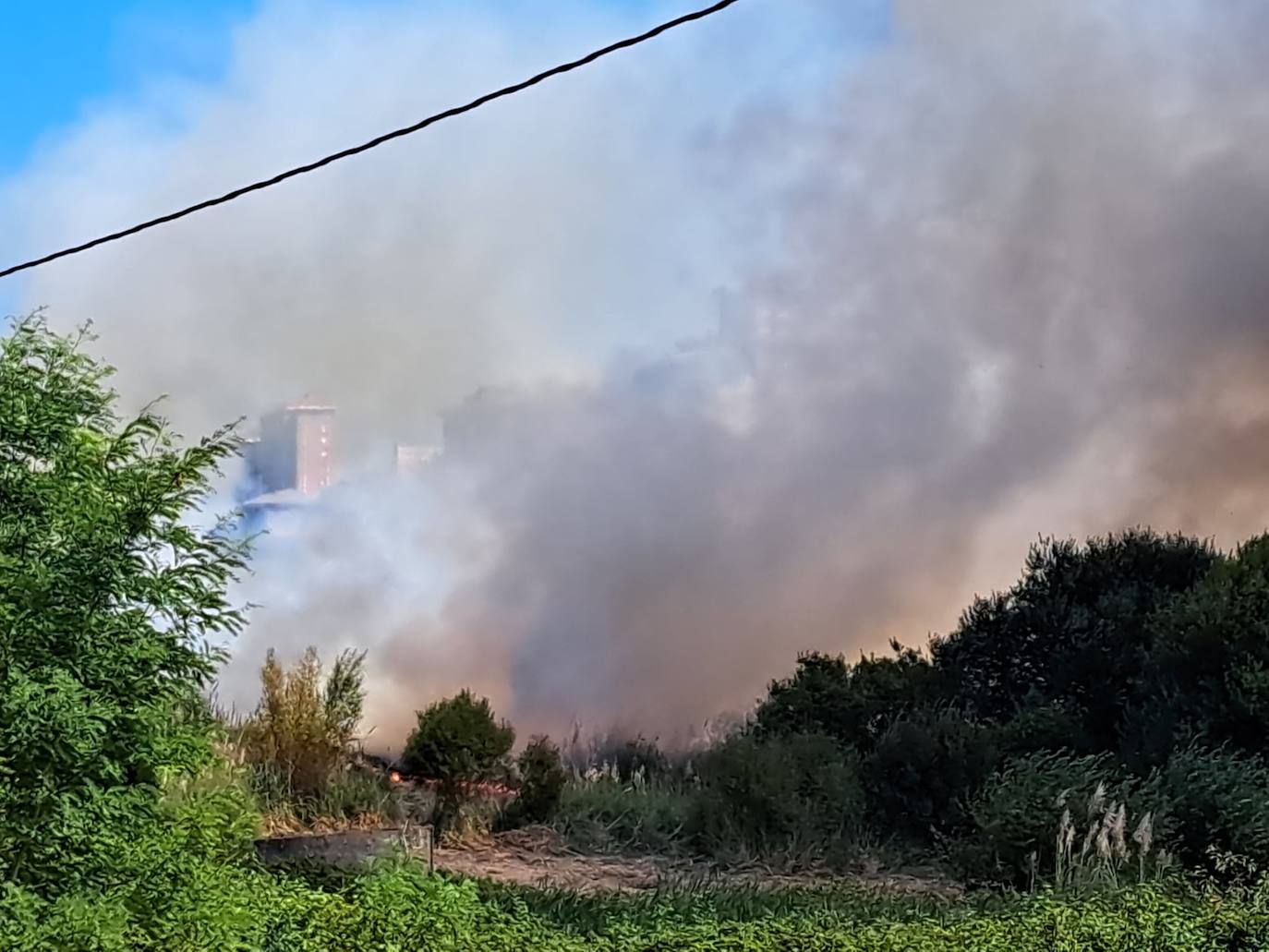 El intenso humo que se ha generado es uno de los problemas más grandes, porque cuesta respirar a todos aquellos que están cerca