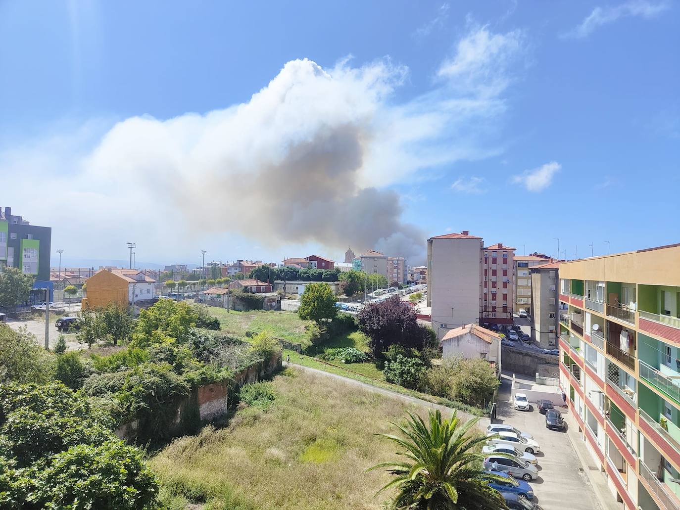 La gran columna de humo vista desde la zona de General Dávila y Prado San Roque