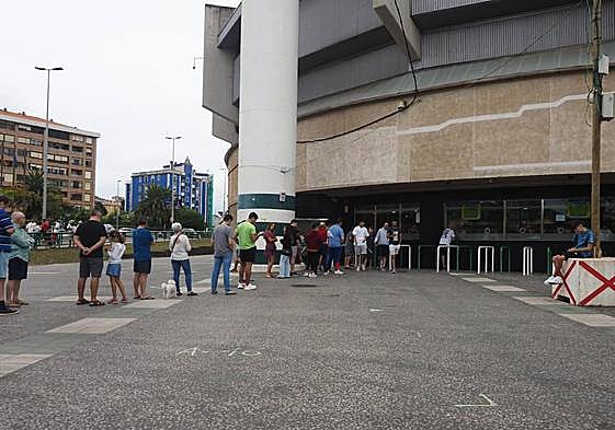Aficionados realizan cola en las taquillas de los Campos de Sport para conseguir su abono de temporada.