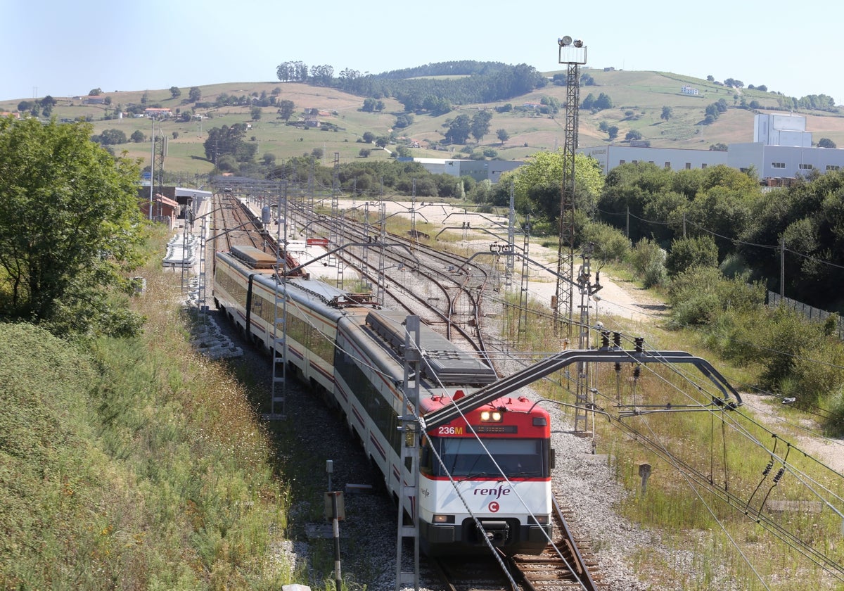 Un tren vacío y sin maquinista colisiona a poca velocidad con otro en Viérnoles