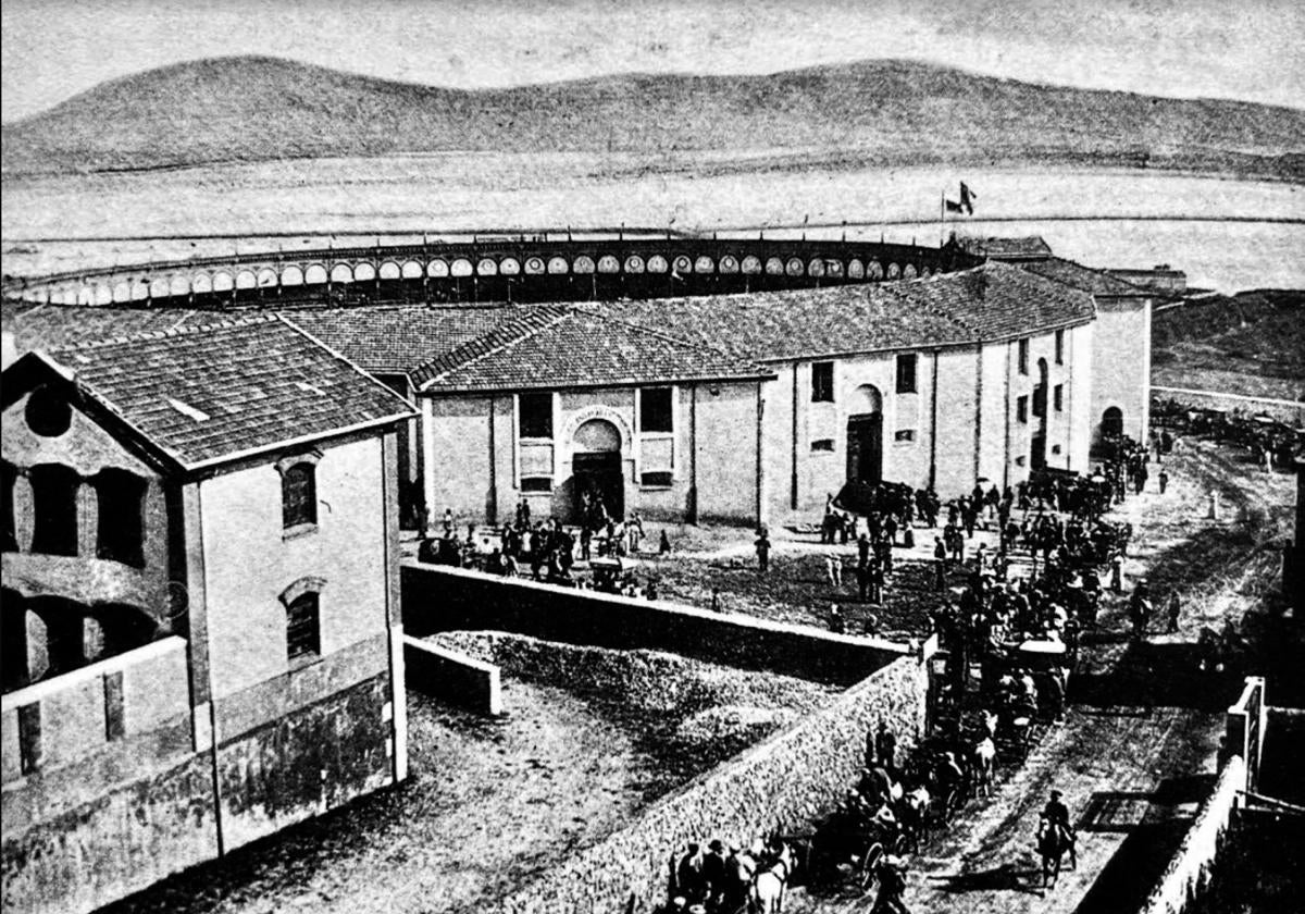 Fotografía antigua de la Plaza de Toros de Cuatro Caminos que se inauguró en 1890.