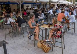 Los clientes consumen en las terrazas de Cañadío, una de las zonas de pubs de Santander.
