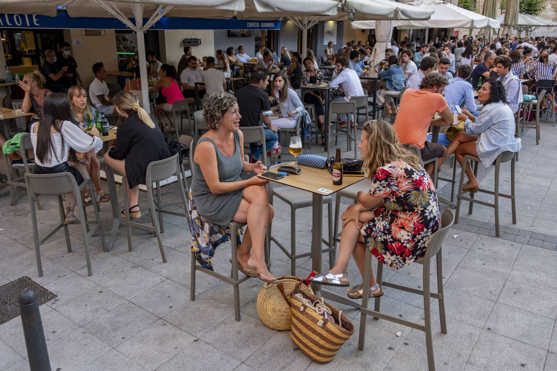 Los clientes consumen en las terrazas de Cañadío, una de las zonas de pubs de Santander.