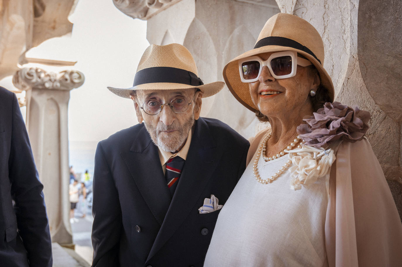 Álvaro Pombo a su llegada al Palacio de La Magdalena junto a Marieta Pombo, su prima