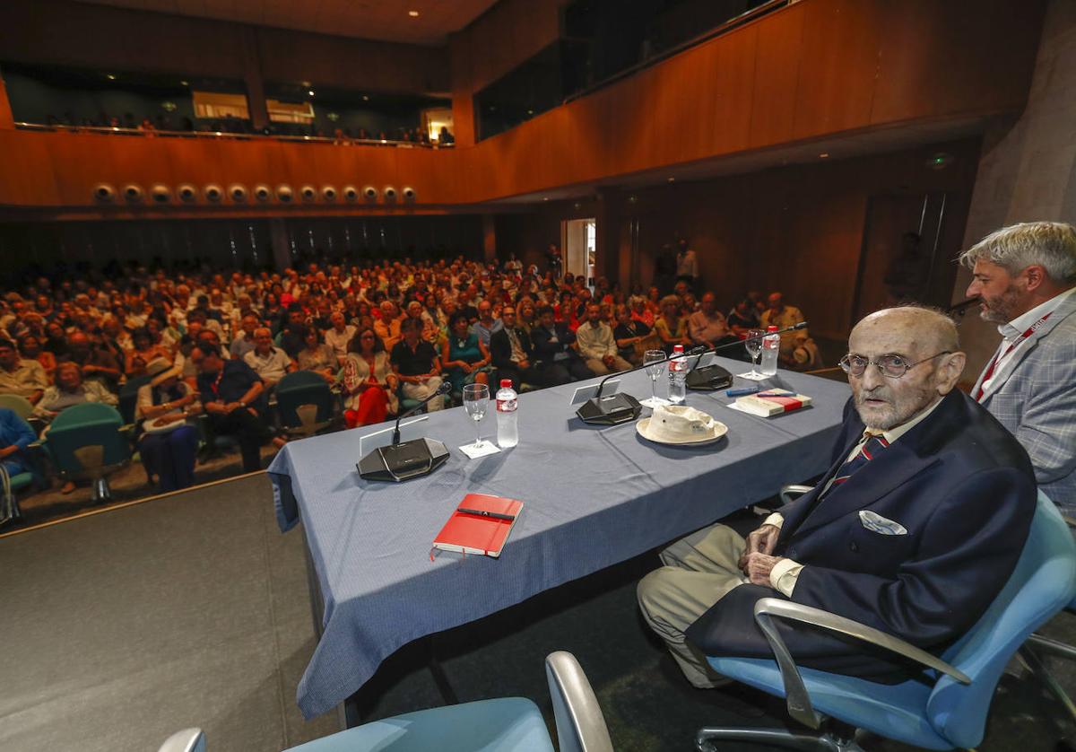 El Paraninfo de la UIMP se llenó para escuchar a Álvaro Pombo y su forma de vivir la literatura.