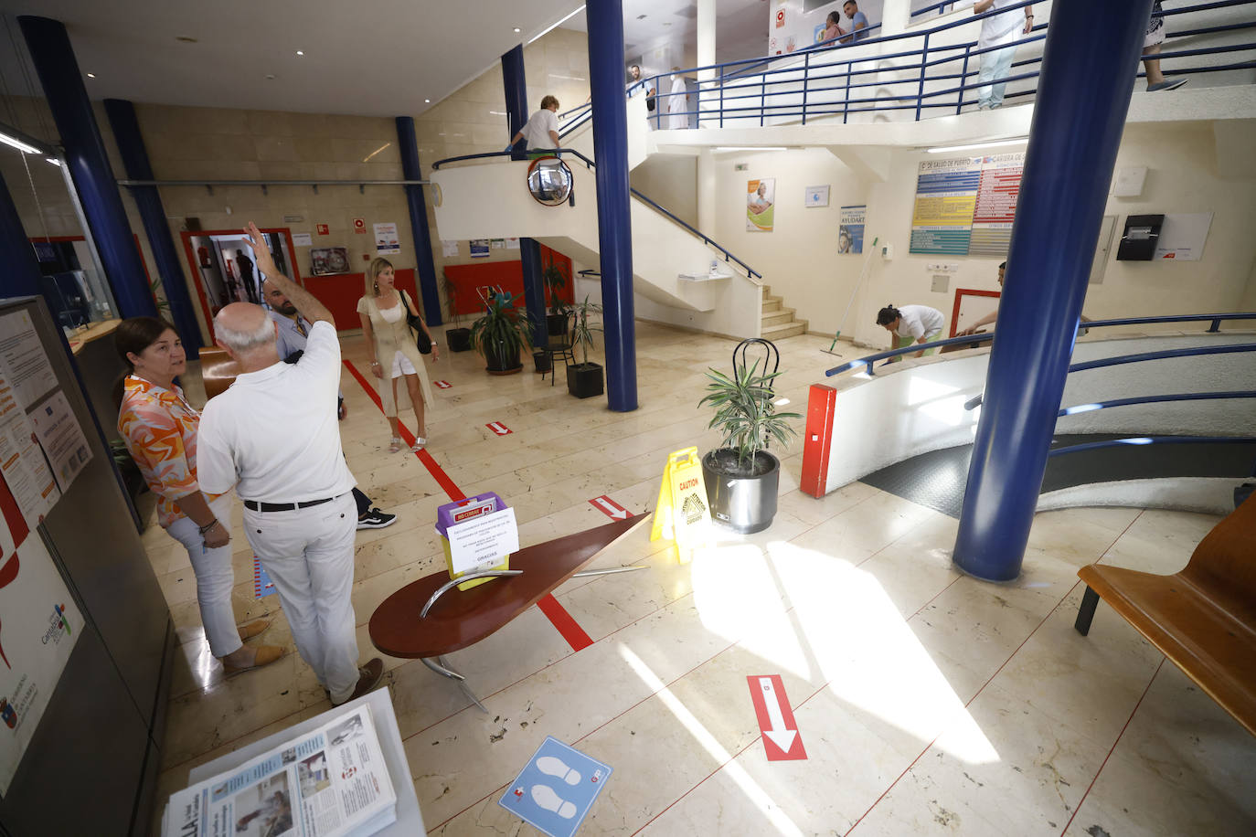 A eso de las diez menos cuarto se habilitó una parte del vestíbulo para acceder a la rampa que conduce al primer piso.