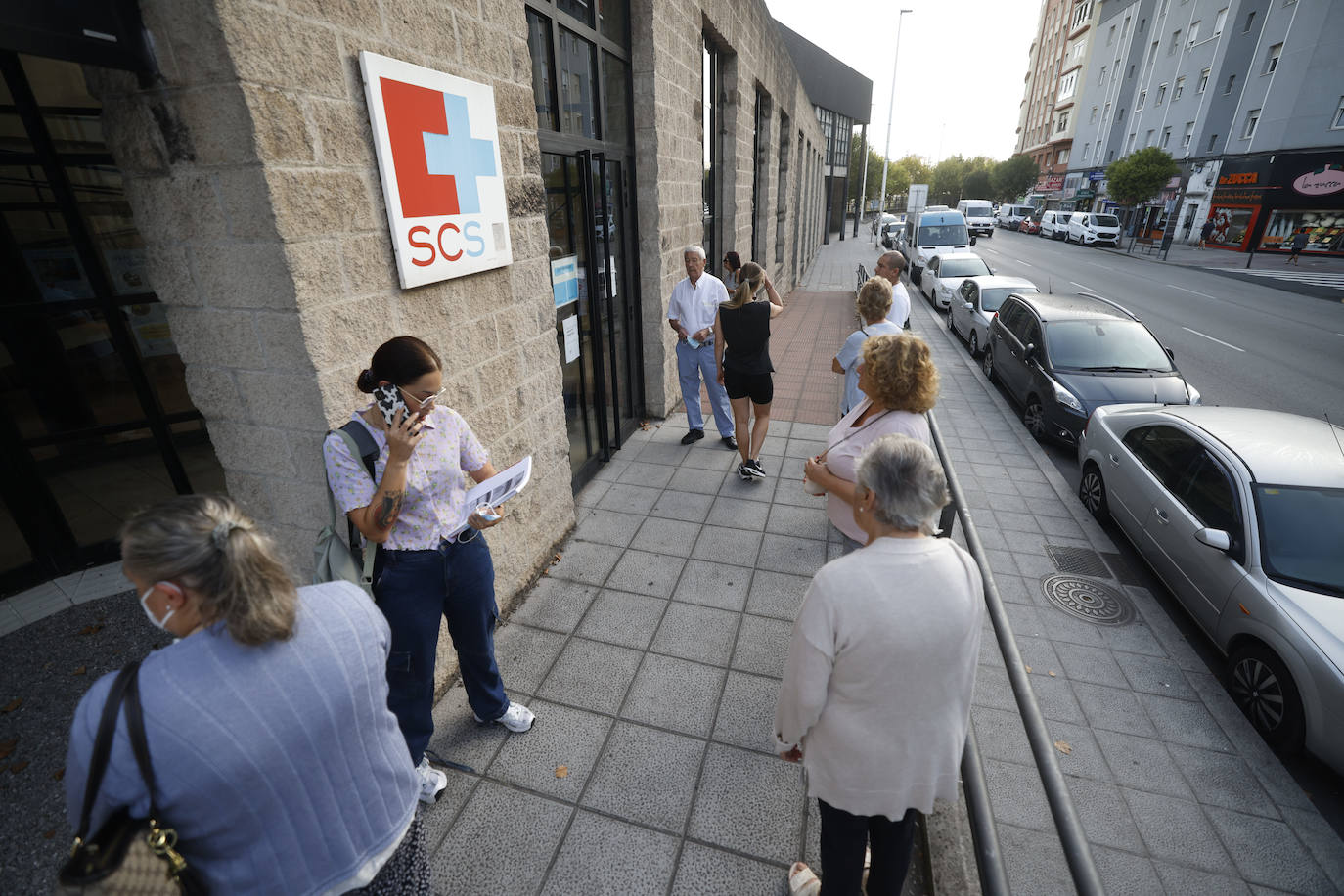 Los pacientes que tenían cita, ante la puerta cerrada en las primeras horas.