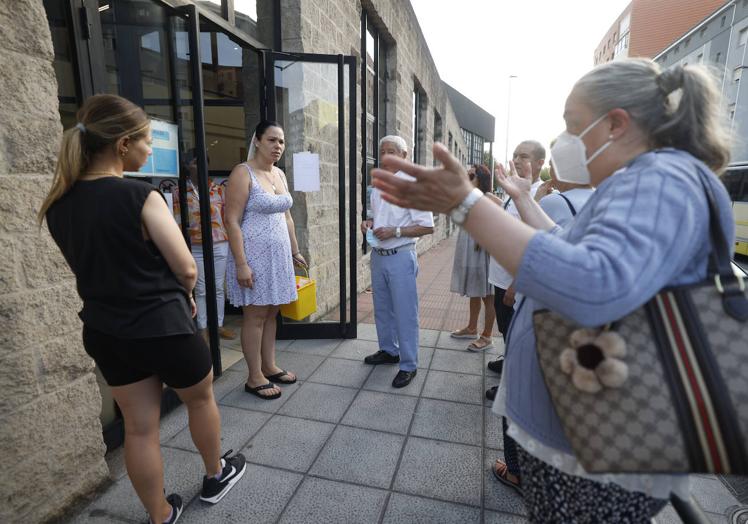 Imagen principal - Arriba, pacientes esperando una solución. Abajo, operarios limpiando una de las salas anegadas y el fontanero reparando el latiguillo de dilatación.