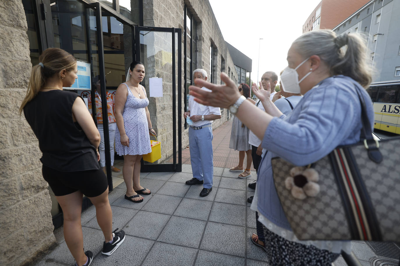 Una mujer pide explicaciones ante la puerta del centro. 