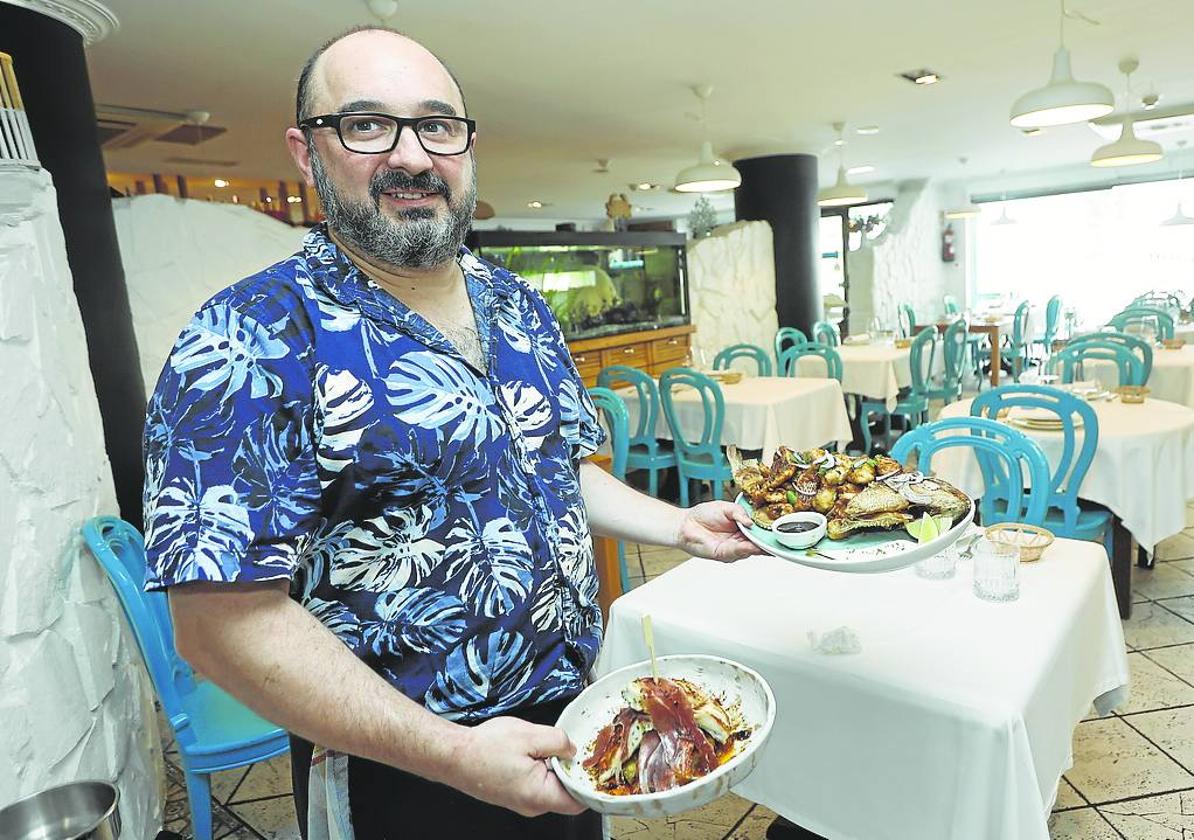 Luis Arbildúa con un machote frito y un milhojas de rodaballo.