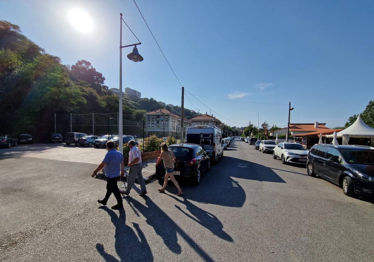 Tres personas pasean por la calle Comillas, donde se ubicará el nuevo espacio.