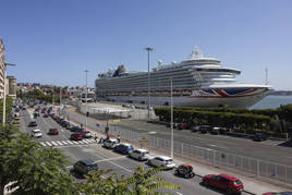 El crucero Ventura, con capacidad para 3.000 pasajeros, recaló el lunes en el Puerto de Santander.