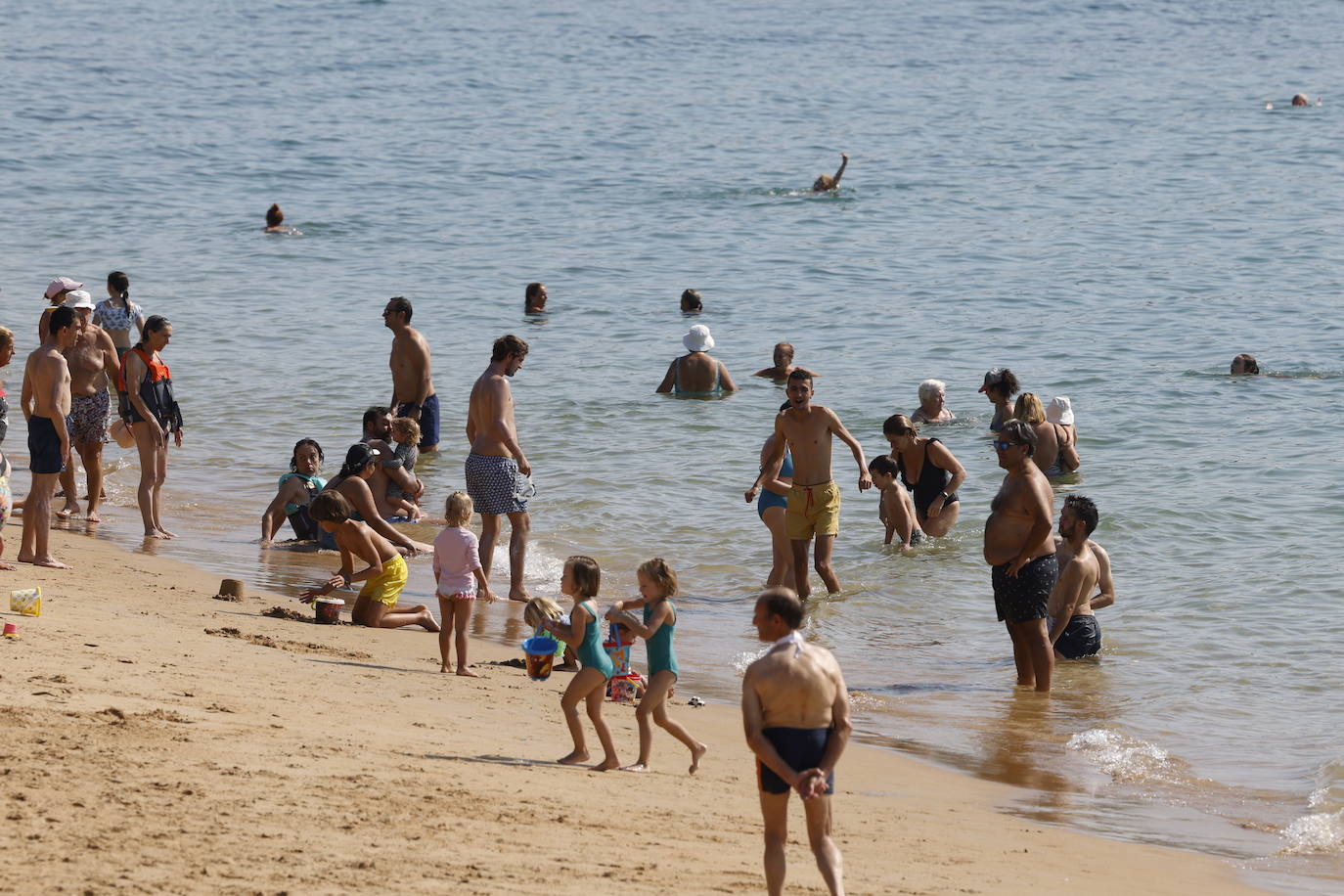 Vecinos y turistas se han echado al mar.