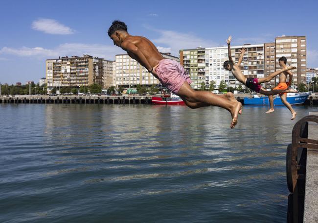 un jóvenes se bañan en el Barrio Pesquero